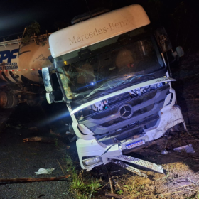 Carreta faz &lsquo;L&rsquo; e atinge barranco na BR-354, em Bambu&iacute;