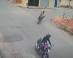 VÍDEO: Dupla furta moto na porta de estabelecimento em Nova Serrana