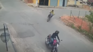 V&Iacute;DEO: Dupla furta moto na porta de estabelecimento em Nova Serrana