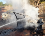Capotamento seguido de incêndio mobiliza Bombeiros na MG-170, em Lagoa da Prata