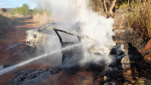 Capotamento seguido de inc&ecirc;ndio mobiliza Bombeiros na MG-170, em Lagoa da Prata