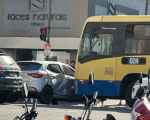Acidente entre carro e ônibus é registrado no Centro de Divinópolis