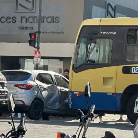 Acidente entre carro e ônibus é registrado no Centro de Divinópolis