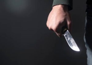 Homem é esfaqueado e chamado de ‘macaco’ em academia após negar treino a bêbado na Grande BH