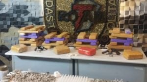 Polícia apreende mais de 50 barras de maconha e armas de fogo em operação contra o tráfico na Grande BH