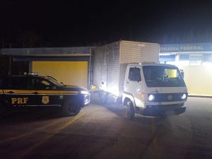 Caminhão furtado em Contagem é localizado na BR-381 e dois homens são presos