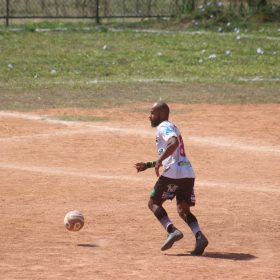 Ramon decide e Tupi vence Milan de virada mesmo com um a menos na Copa Divinópolis 2025