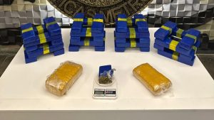 Pol&iacute;cia apreende barras de maconha em mochila de entregador em BH