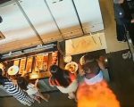 VÍDEO: mulher é atingida por fogo enquanto se servia em restaurante, em BH