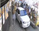 VÍDEO: trenzinho de passeio turístico se solta de veículo e desce morro desgovernado, em MG