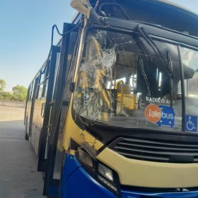 Acidente entre ônibus e caminhão causa transtornos no trânsito em Divinópolis