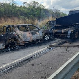 Acidente com três veículos deixa um morto e criança ferida na BR-354 em Formiga