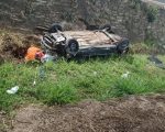 Carro capota e deixa casal e criança feridos na Grande BH
