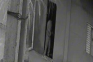 V&Iacute;DEO: mulher mata o companheiro com 18 facadas e dorme ap&oacute;s o crime na Grande BH; ele era a terceira v&iacute;tima