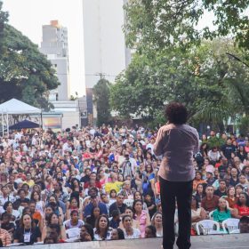 Praça lotada celebra espetáculo das oficinas culturais
