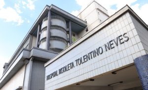 Homem é esfaqueado pelo próprio irmão enquanto dormia, em BH
