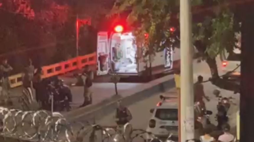 Vídeo: Homem fica ferido após cair da moto em ponte de Divinópolis