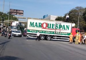 V&iacute;deo: Motorista protesta contra demiss&atilde;o de colega e bloqueia avenida de Contagem