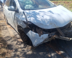 Carro bate em barranco e duas pessoas ficam feridas na MG-170, em Pimenta