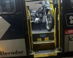 Motorista carrega motocicleta em ônibus e bloqueia acesso de cadeirante
