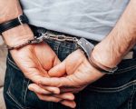 Homem é preso por se masturbar encarando jovem e criança em metrô de BH