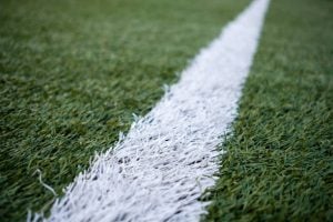 Corpo de jovem morto baleado &eacute; encontrado em campo de futebol na Grande BH