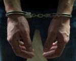 Homem é preso no banheiro do vizinho após agredir, ameaçar e enforcar esposa em MG