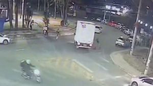 V&iacute;deo: Ladr&atilde;o rouba caminh&atilde;o, tenta atropelar policiais e &eacute; preso em Contagem