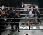 Vídeo: Luta entre Popó e Wanderlei Silva acaba em briga generalizada no ringue