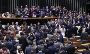 C&acirc;mara aprova urg&ecirc;ncia para projeto de anistia a condenados pelos atos de 8 de janeiro