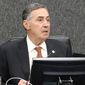 Barroso pede retomada do julgamento sobre descriminalização do aborto