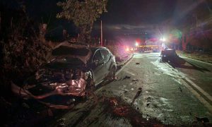 Carro pega fogo ap&oacute;s acidente entre Nova Serrana e Perdig&atilde;o; tr&ecirc;s ficam feridos