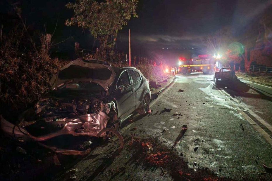 Carro pega fogo após acidente entre Nova Serrana e Perdigão; três ficam feridos