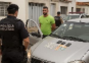Homem diz ser assessor de vereador, desacata, &eacute; preso com drogas e confessa tr&aacute;fico via whatsapp em Divin&oacute;polis