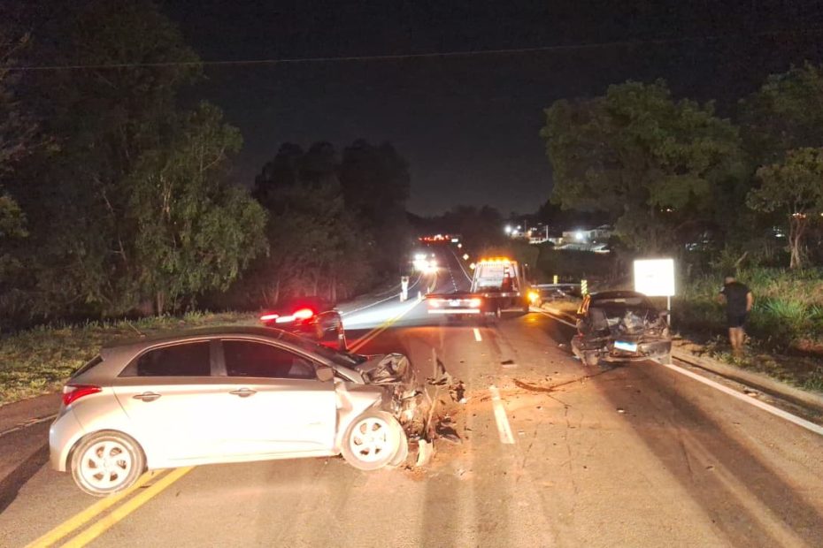 Batida de frente entre carros deixa dois idosos feridos na MG-050, em Itaúna