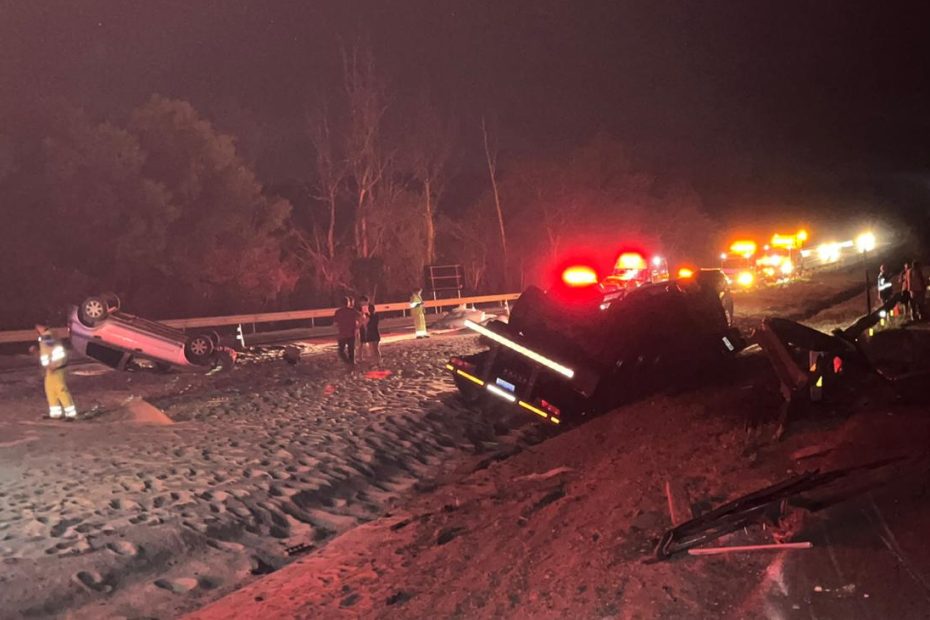 Caminhão com arroz tomba, bate em carro e motorista morre na BR-262