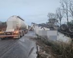 Carreta com calcário capota na BR-354, em Formiga