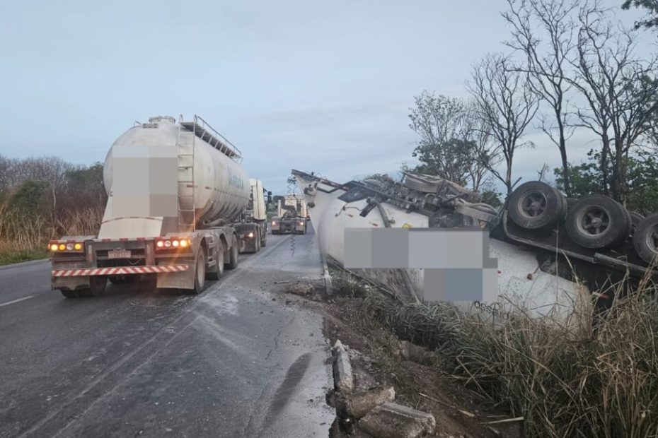 Carreta com calcário capota na BR-354, em Formiga