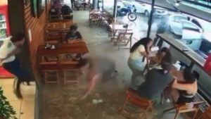 Dono de bar e funcion&aacute;rio s&atilde;o baleados em Sabar&aacute;; c&acirc;mera flagra momento exato do crime