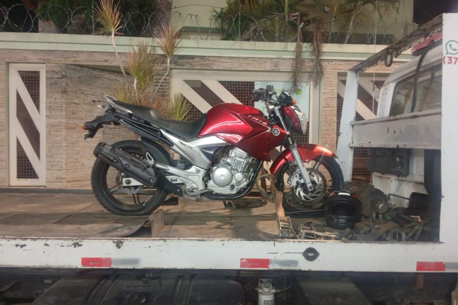 Dupla tenta fugir da PM com moto furtada, cai e é presa no Planalto, em Divinópolis
