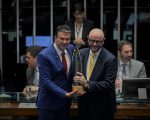 Minas Gerais é destaque nacional em alfabetização e recebe comenda do Senado Federal