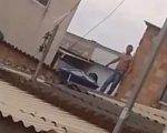 Foragido por estupro apanha de moradores, tenta fugir pulando muros e é preso em Contagem