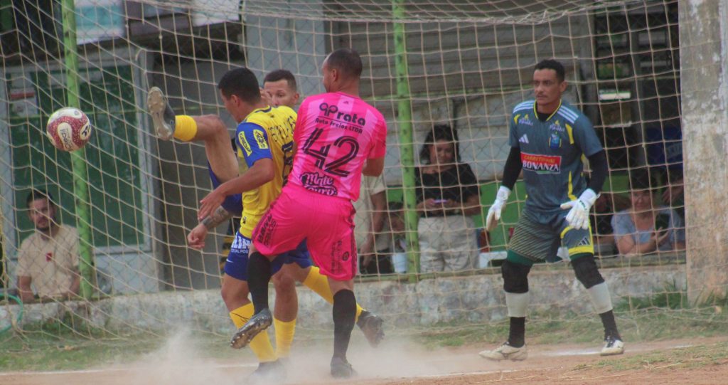 Coelho Radiadores vence o Peixe Lajes por 2x1 e leva vantagem para o jogo de volta na semifinal da Copa Divin&oacute;polis 2025.