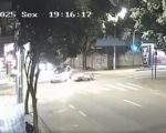 Motociclista avança sinal vermelho e bate em carro no Centro de Divinópolis