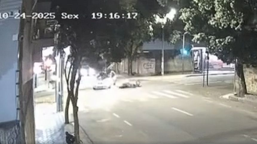 Motociclista avança sinal vermelho e bate em carro no Centro de Divinópolis
