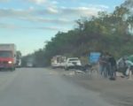 Motociclista fica gravemente ferida após batida com carro na BR-494, em Divinópolis