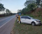 Motorista desvia de carro que invadiu contramão e veículo bate em poste na MG-050
