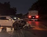 Mulher fica ferida após carro bater em carreta na BR-494, em Divinópolis