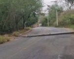 Queda de poste interdita acesso ao bairro Candelária, em Divinópolis