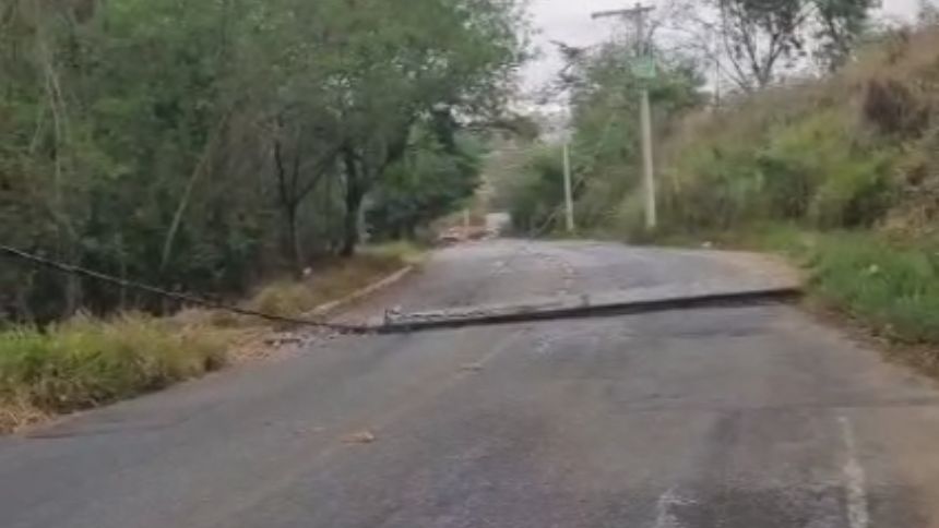 Queda de poste interdita acesso ao bairro Candelária, em Divinópolis
